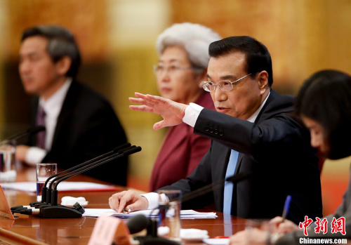 3月15日上午,国务院总理李克强在人民大会堂三楼金色大厅会见采访十二届全国人大五次会议的中外记者,并回答记者提出的问题。<a target=