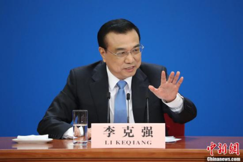 3月15日上午,国务院总理李克强在人民大会堂三楼金色大厅会见采访十二届全国人大五次会议的中外记者,并回答记者提出的问题。(<a target=