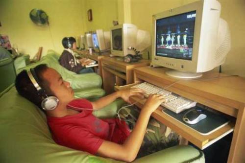 资料图片：泰国清迈一少年在玩儿电脑游戏。(图片来源：法新社)