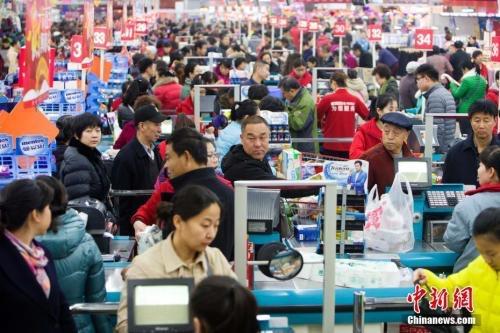 资料图:民众购买生活用品。张云 摄