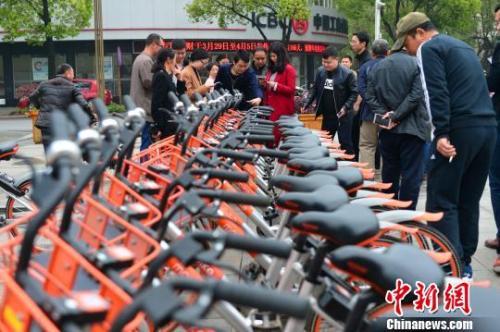 资料图:市民体验共享单车。 钟欣 摄