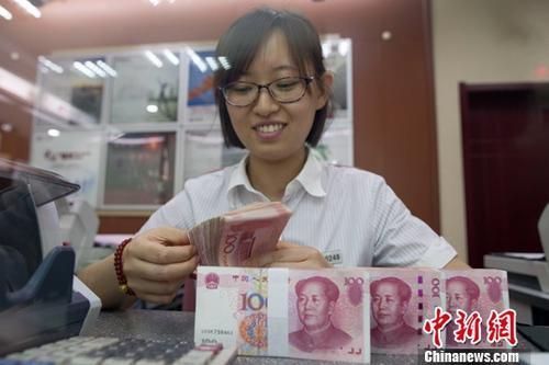资料图:银行工作人员正在清点货币。<a target='_blank' data-cke-saved-href='http://www.chinanews.com/' href='http://www.chinanews.com/'>中新社</a>记者 张云 摄