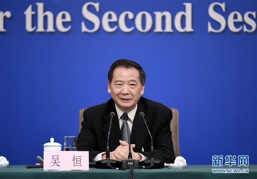 全国人大教育科学文化卫生委员会副主任委员吴恒回答记者提问.