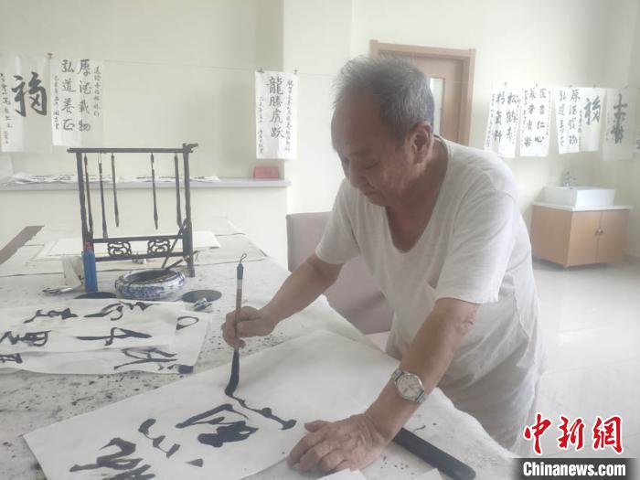 81岁的宋洪德在养老机构中练习毛笔字。　谭伟旗 摄