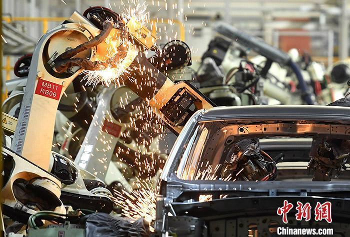 资料图:汽车生产车间的忙碌景象。 <a target='_blank' data-cke-saved-href='http://www.chinanews.com/' href='http://www.chinanews.com/'>中新社</a>记者 陈超 摄