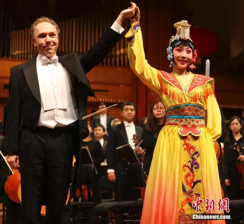 资料图:当地时间2019年1月29日,第五届中国—欧盟文化艺术节的一场演出结束后,担任钢琴协奏的荷兰钢琴家拉尔夫·范·拉特与京剧青衣演员炼雯晴携手谢幕。<a target='_blank' data-cke-saved-href='http://www.chinanews.com/' href='http://www.chinanews.com/'>中新社</a>记者 德永健 摄
